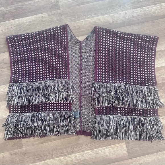 GUESS Charlotte Jacquard Poncho Jacket Cape One Size Sweater Knit Poncho - Picture 5 of 13